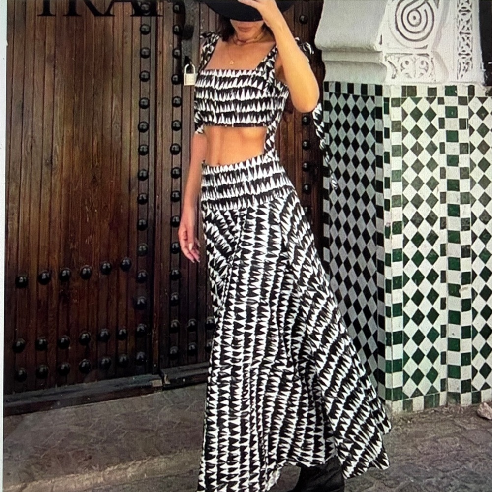 Zara sz M Black White Graffiti Hearts Midi Swing Cotton A-Line Full Skirt
